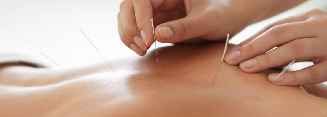 Шприц и два флакона с лекарством